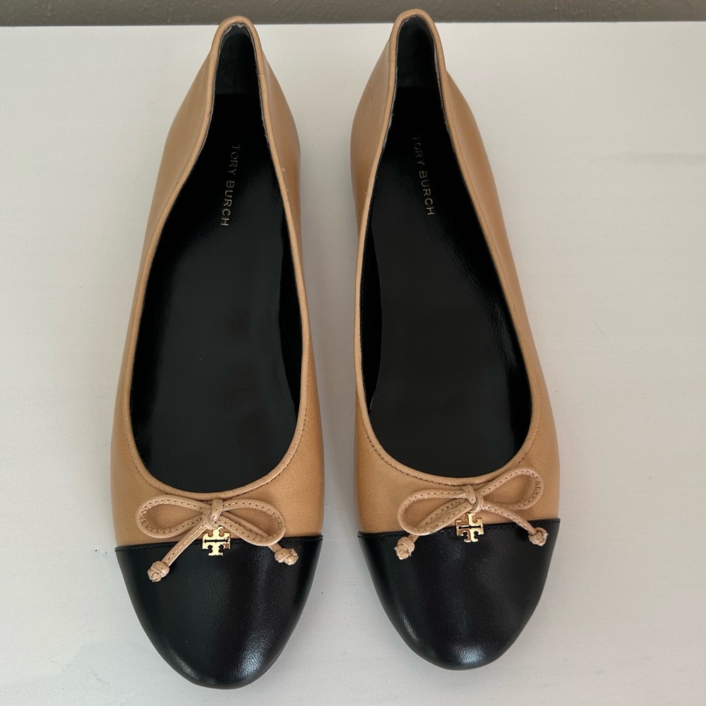 NWOT Tory Burch black and beige leather flats Size 8